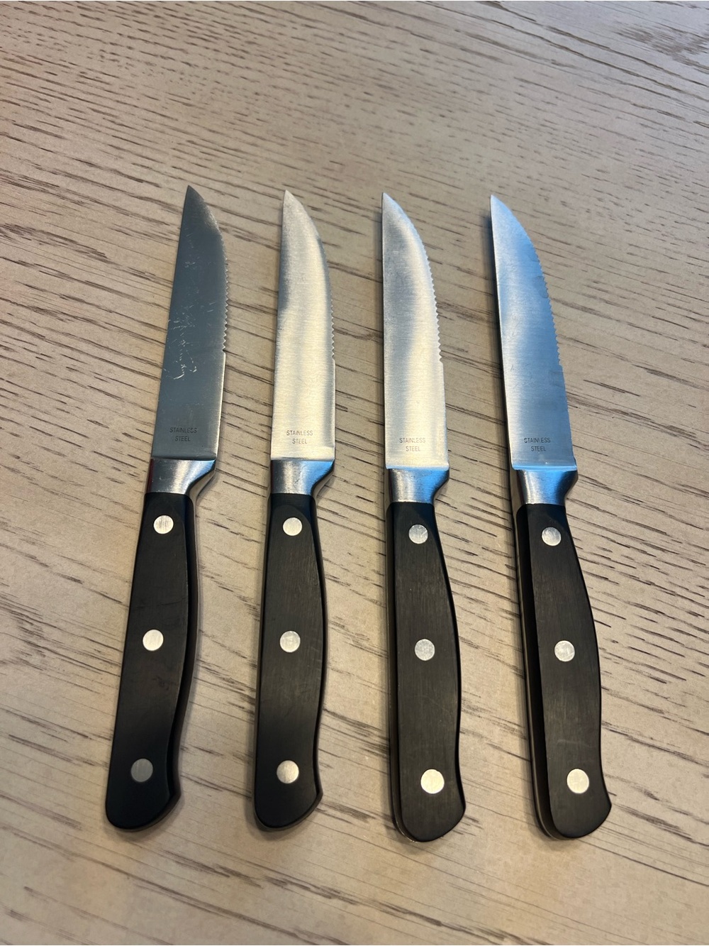 Set of 4 Stainless Steel Serrated Steak Knives